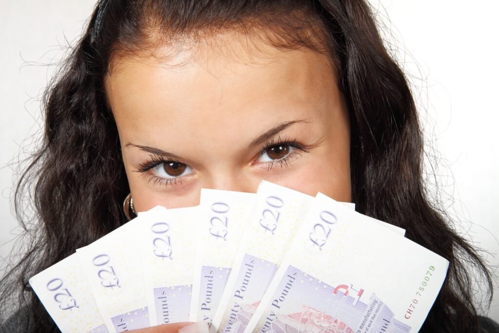 Emergency Fund Planning for UAE Residents: How Much Do You Need? 2 banknote 15628 1920