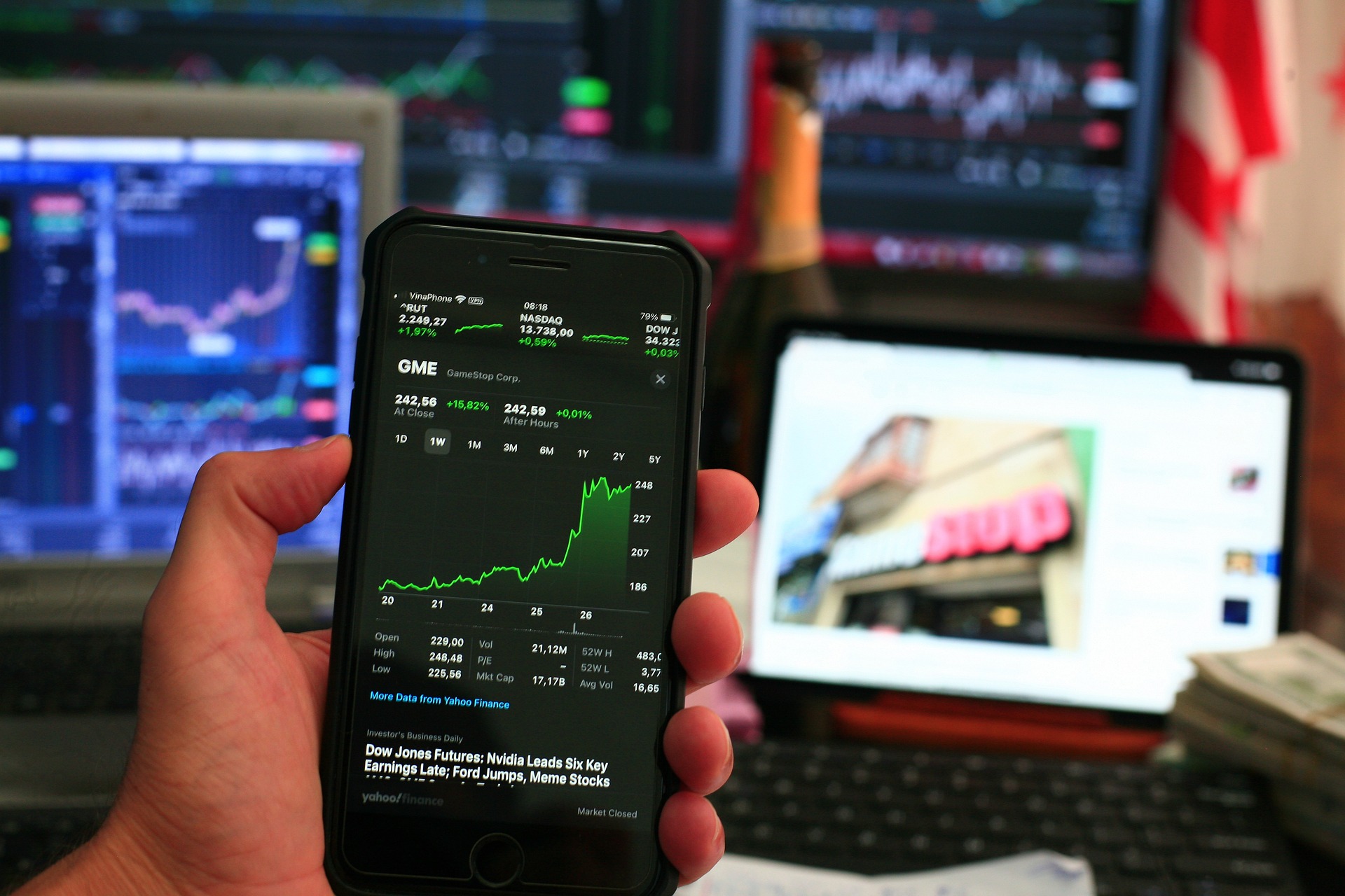 The UAE stock market: Understanding the roles of the Dubai Financial Market and the Abu Dhabi Securities Exchange